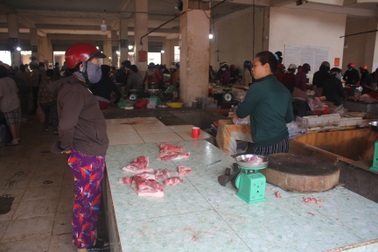 Bất chấp "lệnh" cấm, người dân vẫn "chen chúc" tranh mua thực phẩm