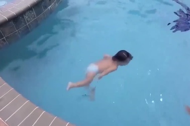 Em bé với kỹ năng bơi lội tài tình khiến nhiều người ngỡ ngàng