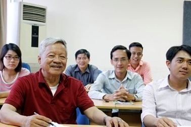 Buổi học thạc sĩ đầu tiên của cụ ông 83 tuổi