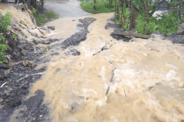 Thác nước kéo theo bùn, đá chảy thẳng vào nhà dân trong mưa bão Bualoi