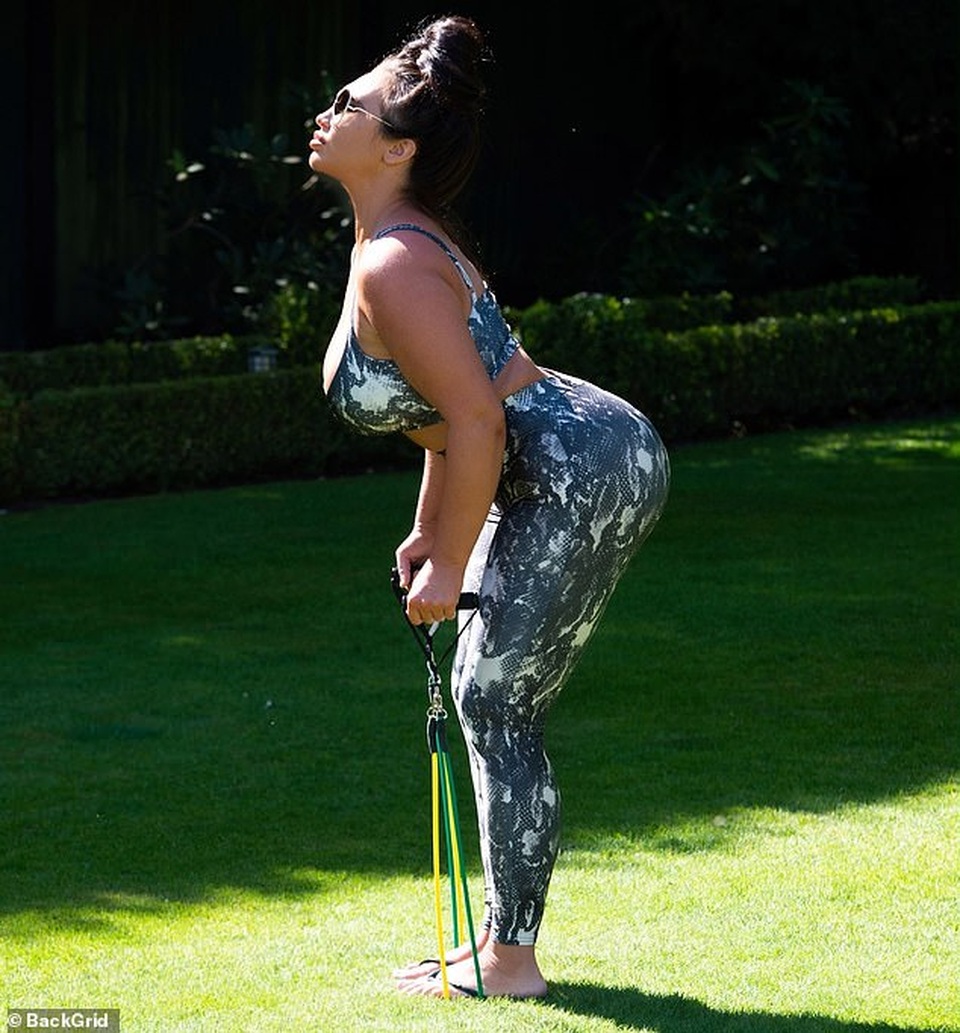 Lauren Goodger bực dọc vì tin đồn nghiện phẫu thuật thẩm mỹ - 7 Lauren Goodger bực dọc vì tin đồn nghiện phẫu thuật thẩm mỹ - 7