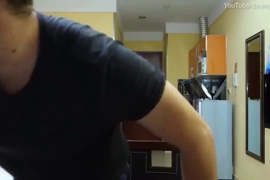 Quá trình Scotty Allen nối màn hình với pin và bo mạch chủ