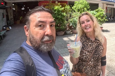 Cặp đôi Thổ Nhĩ Kỳ dành 24 tiếng ăn 10 món đường phố dưới 1 USD ở TPHCM