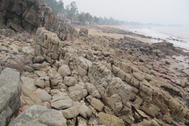 Khám phá bãi đá Quyết Tiến nơi cửa biển Quỳnh Phương