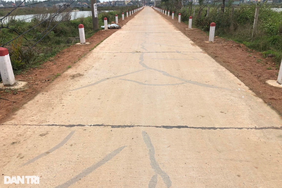 Dân bức xúc vì đường tiền tỷ vừa nghiệm thu đã nứt ngang, nẻ dọc - 1