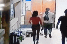 Khoảnh khắc người phụ nữ bất ngờ bị trăn cắn ngay tại văn phòng làm việc