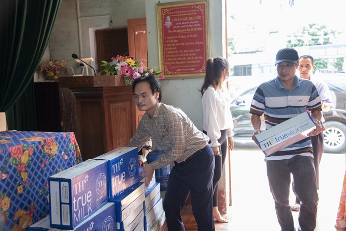 Báo Lao động và Xã hội trao tặng hơn 1000 hộp sữa cho trẻ em dịp Tết Trung Thu - Ảnh 5. Báo Lao động và Xã hội trao tặng hơn 1000 hộp sữa cho trẻ em dịp Tết Trung Thu - Ảnh 5.