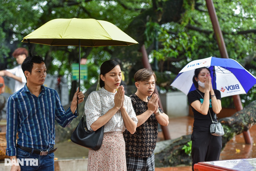 Mưa lớn kéo dài, Phủ Tây Hồ Hà Nội vắng vẻ trong ngày rằm tháng 7 - 7 Mưa lớn kéo dài, Phủ Tây Hồ Hà Nội vắng vẻ trong ngày rằm tháng 7 - 7