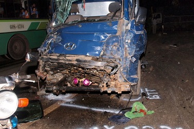 Xe tải tông hàng loạt xe trên quốc lộ 1A, 3 người chết