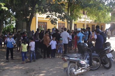 Quảng Ngãi: Trường cũ đã bị đóng cửa, nhiều phụ huynh vẫn… cho con đến trường