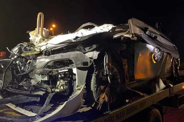 Ô tô con kẹt cứng trong gầm xe container, 4 người thương vong