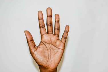 9 lý do tại sao tay của bạn bị run