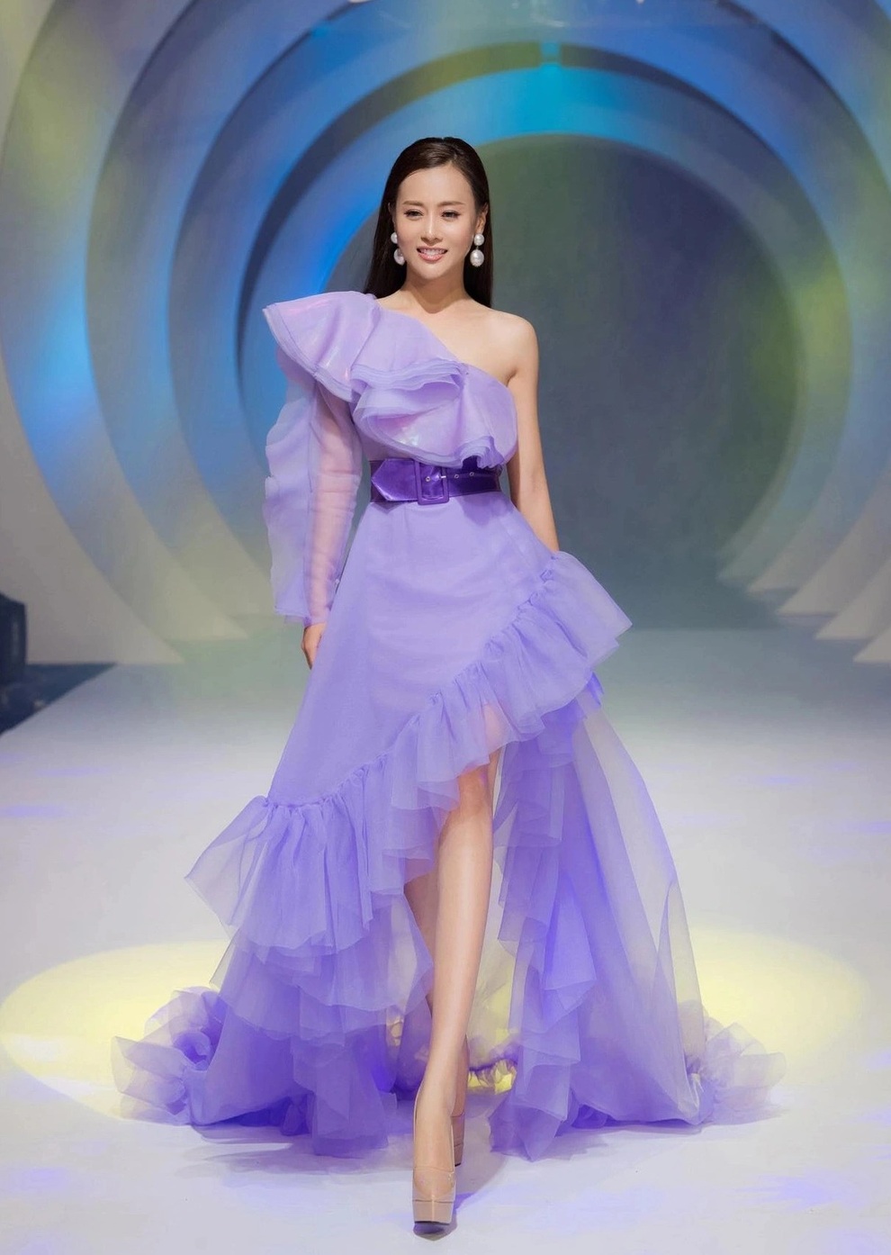 Khi NSND Như Quỳnh, Phương Oanh đi catwalk, bá đạo hơn là Mạnh Trường - 8 Khi NSND Như Quỳnh, Phương Oanh đi catwalk, bá đạo hơn là Mạnh Trường - 8