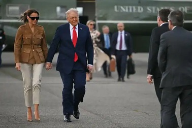 Chuyên cơ gặp sự cố, Tổng thống Donald Trump đổi sang trực thăng dự bị