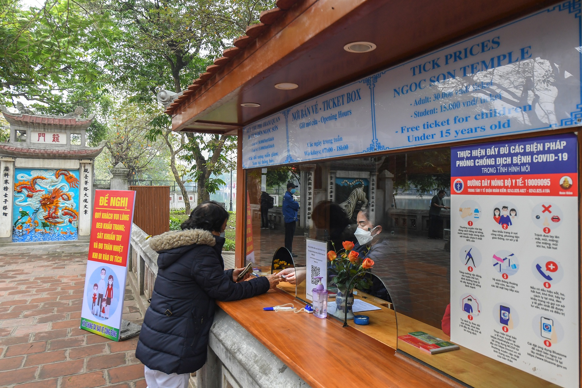 Người dân phấn khởi đi lễ ngày đầu di tích, danh thắng ở Hà Nội mở cửa lại - 2 Người dân phấn khởi đi lễ ngày đầu di tích, danh thắng ở Hà Nội mở cửa lại - 2