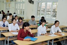 Nhờ công an kiểm tra nữ sinh đeo máy trợ thính vào phòng thi 