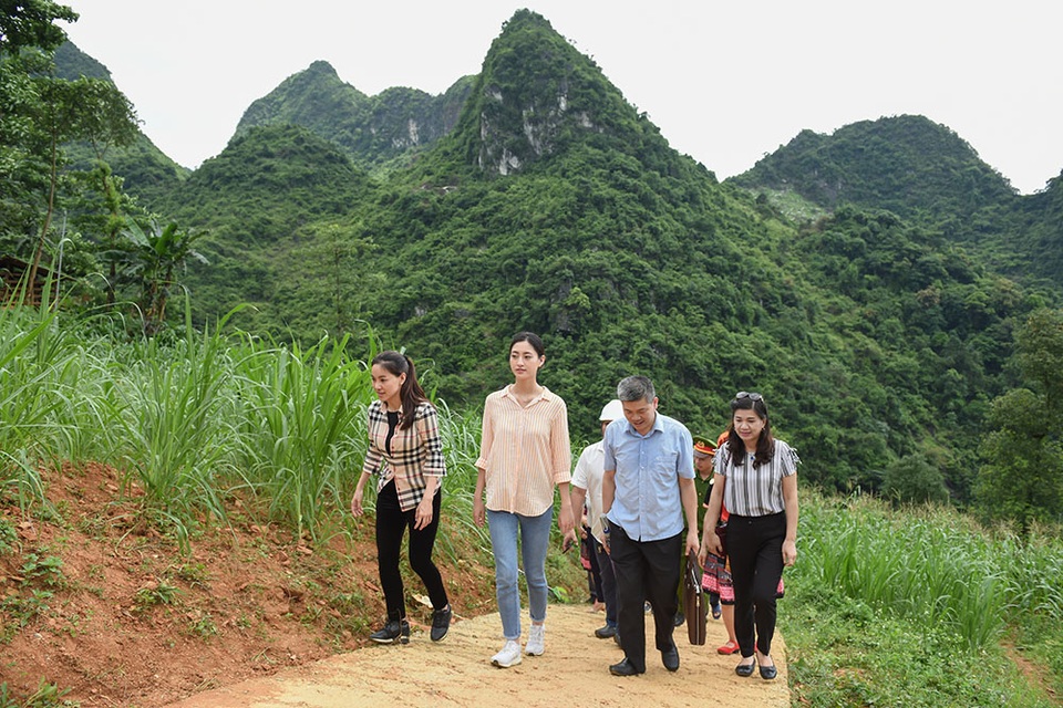 Lương Thùy Linh khánh thành dự án nhân ái “Đắp đường xây ước mơ” - 1 Lương Thùy Linh khánh thành dự án nhân ái “Đắp đường xây ước mơ” - 1