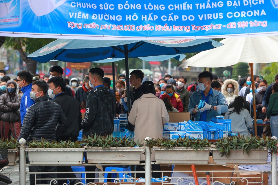 Hàng trăm người dân đội mưa xếp hàng nhận khẩu trang miễn phí - 2