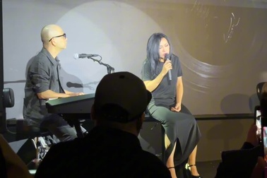 Đức Trí đệm đàn cho Phương Thanh hát "Khi giấc mơ về"