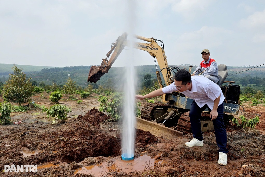 Giếng khoan phun cột khí và nước như vòi rồng: Hơn nửa tháng chưa hạ áp lực - 2 Giếng khoan phun cột khí và nước như vòi rồng: Hơn nửa tháng chưa hạ áp lực - 2