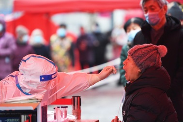 Trung Quốc phong tỏa thành phố thứ 2, hủy loạt chuyến bay từ Mỹ vì Covid-19