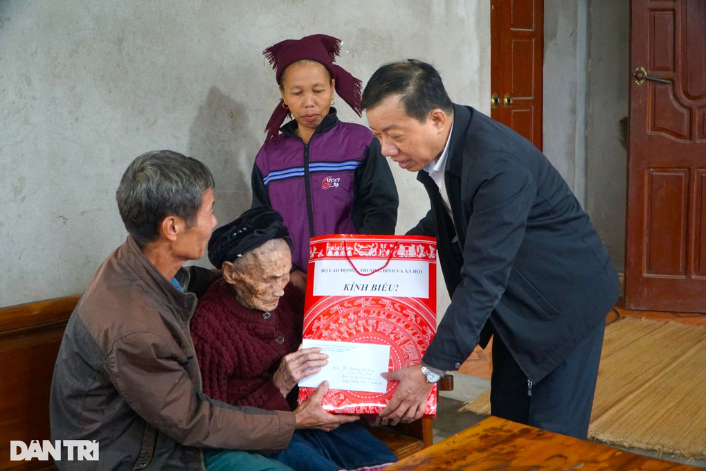 Hai Mẹ Việt Nam anh hùng được nhận phụng dưỡng - 1 Hai Mẹ Việt Nam anh hùng được nhận phụng dưỡng - 1