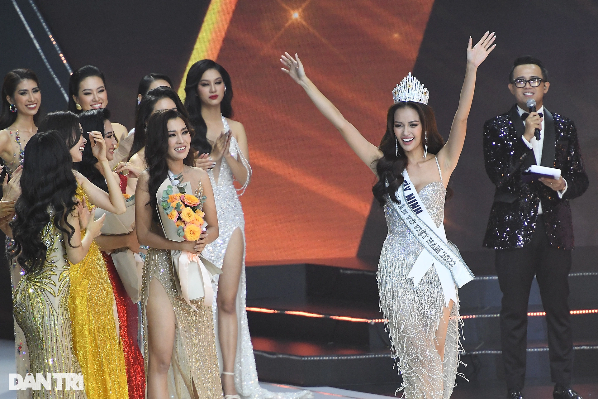 Tân Hoa hậu Hoàn vũ Việt Nam Ngọc Châu xúc động chào ra mắt người dân TPHCM - 11 Tân Hoa hậu Hoàn vũ Việt Nam Ngọc Châu xúc động chào ra mắt người dân TPHCM - 11