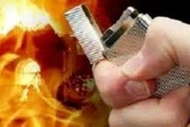 Không phải hoa hồng hay socola, nam nhi mang dao, xăng níu kéo tình cảm