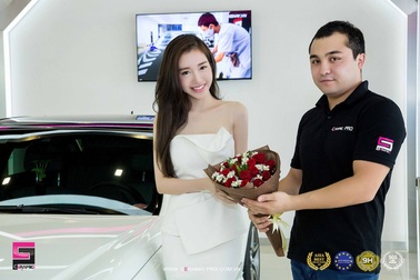 Elly Trần mang xe sang tiền tỷ đi phủ gốm