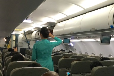 Rơi iPhone 6 trên máy bay, khách VIP tát nữ tiếp viên