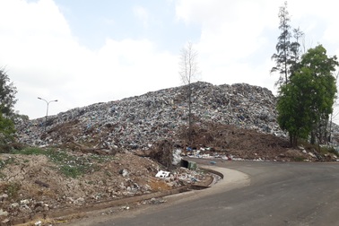 Bạc Liêu: Bãi rác quá tải "cao như núi", dân than vì ô nhiễm nghiêm trọng