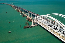 Nga dùng khí tài đặc biệt ngăn xuồng tự sát của Ukraine tập kích cầu Crimea