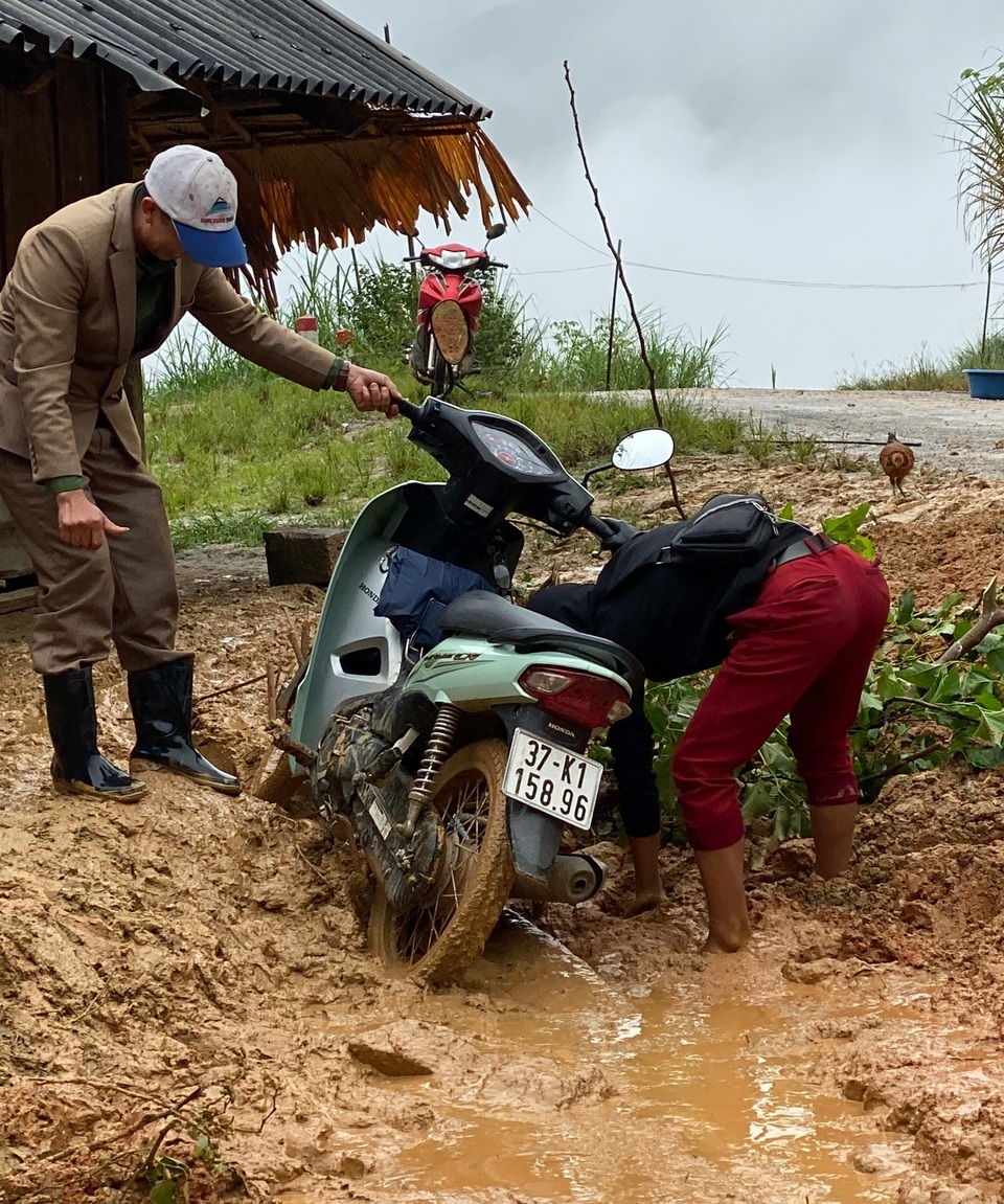 Sơ tán gấp hơn 1.100 người dân trước nguy cơ cao sạt lở - 7 Sơ tán gấp hơn 1.100 người dân trước nguy cơ cao sạt lở - 7