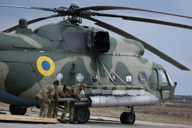 Nỗ lực yểm trợ bộ binh, Ukraine lắp hỏa tiễn hạng nặng lên trực thăng Mi-8