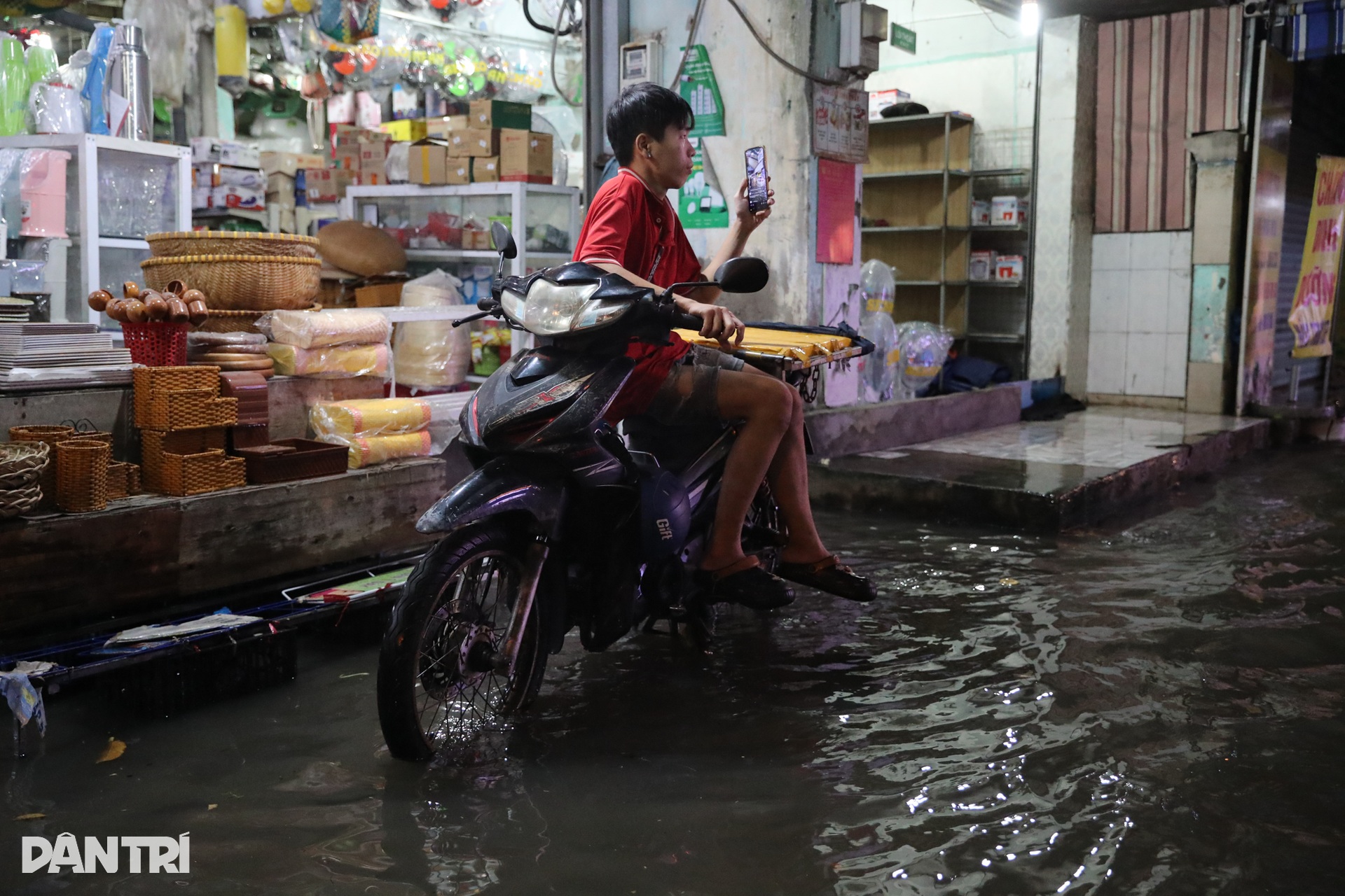 TPHCM chìm trong biển nước do triều cường: Người dân chật vật di chuyển - 10