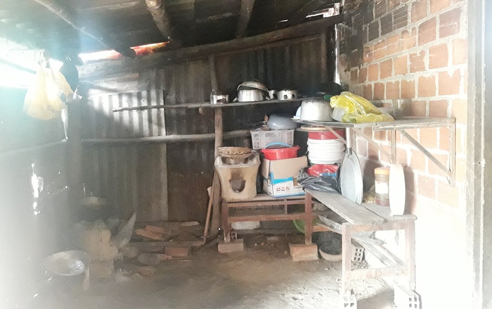 Hoàn cảnh nhói lòng của người phụ nữ nghèo trong căn nhà tạm - 3 Hoàn cảnh nhói lòng của người phụ nữ nghèo trong căn nhà tạm - 3