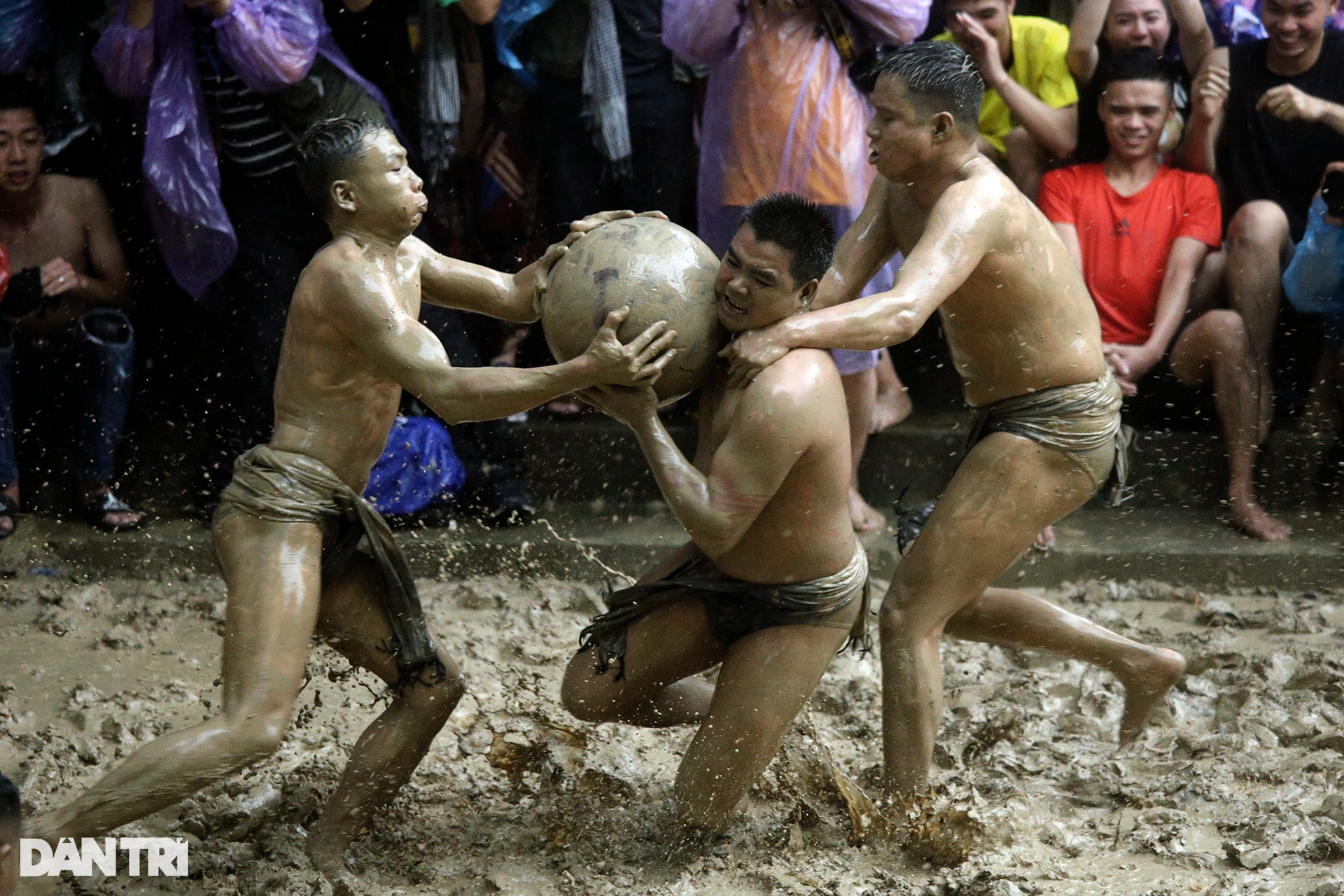 Trận vật cầu nước kịch tính và hài hước dưới trời mưa tầm tã - 10 Trận vật cầu nước kịch tính và hài hước dưới trời mưa tầm tã - 10