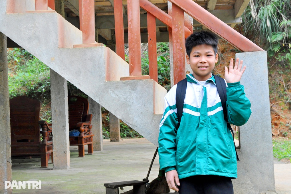 Trao hơn 356 triệu đồng đến cậu bé Mạnh Quang mồ côi bị bệnh thận - 7 Trao hơn 356 triệu đồng đến cậu bé Mạnh Quang mồ côi bị bệnh thận - 7