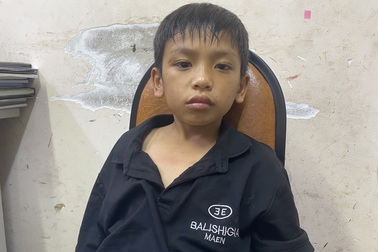 Bé trai 7 tuổi lang thang nhiều ngày ở trung tâm Sài Gòn