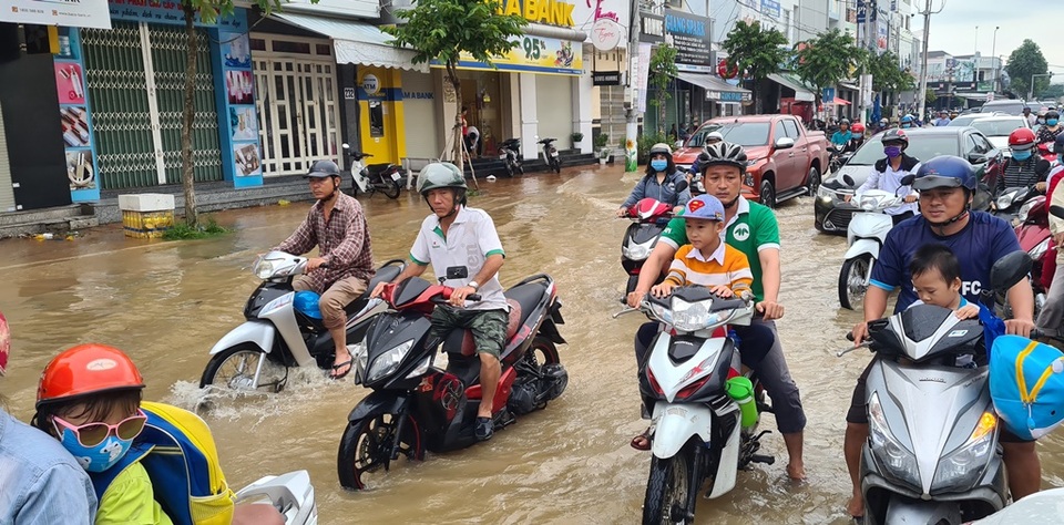 Đường phố Cần Thơ mênh mông như sông, dòng phương tiện bì bõm lội - 2 Đường phố Cần Thơ mênh mông như sông, dòng phương tiện bì bõm lội - 2