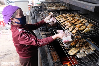 Xuyên đêm "hít khói", nướng cá đặc sản thu cả tỷ đồng cận Tết
