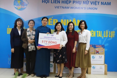 Unilever trao 5 tỷ đồng hỗ trợ Miền Trung thông qua Hội LHPN Việt Nam