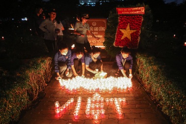 Nghĩa trang liệt sĩ TPHCM lung linh ánh nến tri ân các anh hùng, liệt sĩ