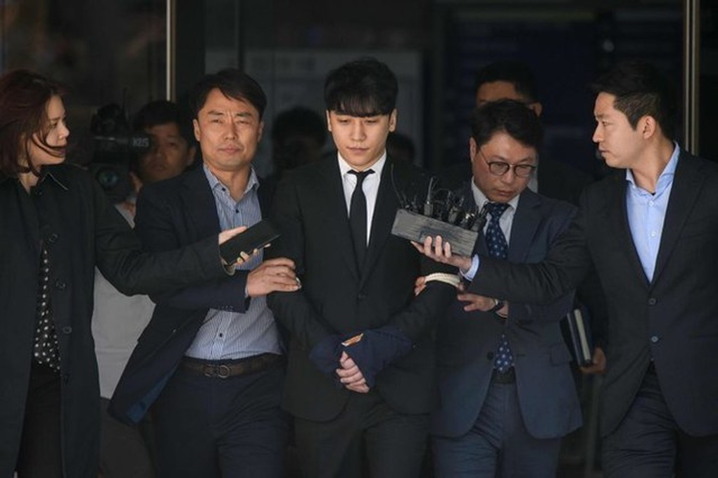 Cuộc sống sau khi ra tù của Seungri khiến dư luận tranh cãi - 2 Cuộc sống sau khi ra tù của Seungri khiến dư luận tranh cãi - 2