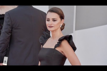 Penelope Cruz diện váy hàng hiệu thanh lịch