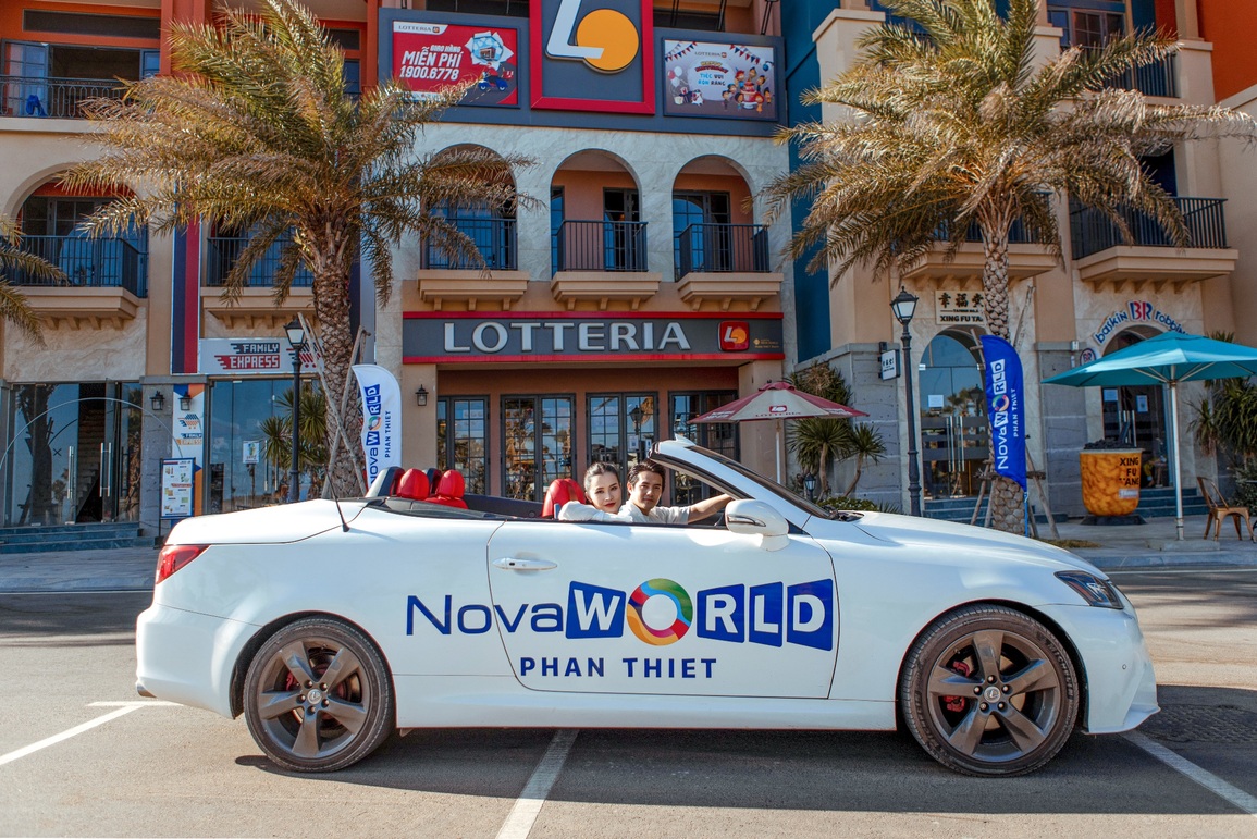 Đông Nhi - Ông Cao Thắng lái xe mui trần dạo biển Phan Thiết - 8