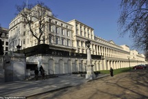 Giới nhà giàu Anh đổ xô "săn" hàng hiếm "siêu biệt thự"