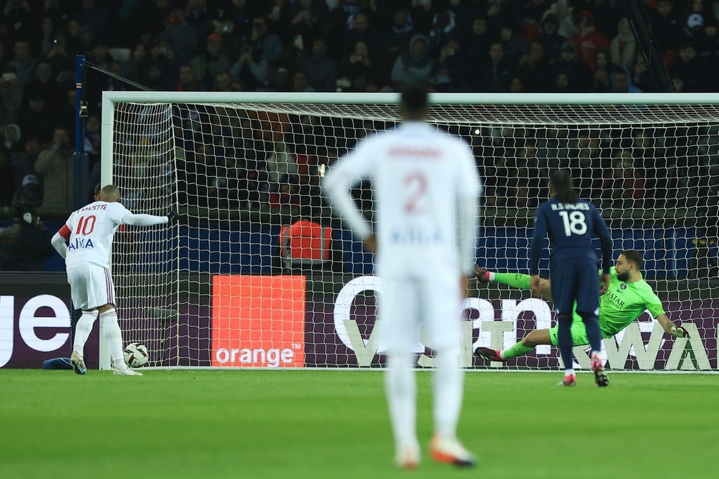 Messi và Mbappe bỏ lỡ nhiều cơ hội, PSG gục ngã trước Lyon - 2 Messi và Mbappe bỏ lỡ nhiều cơ hội, PSG gục ngã trước Lyon - 2