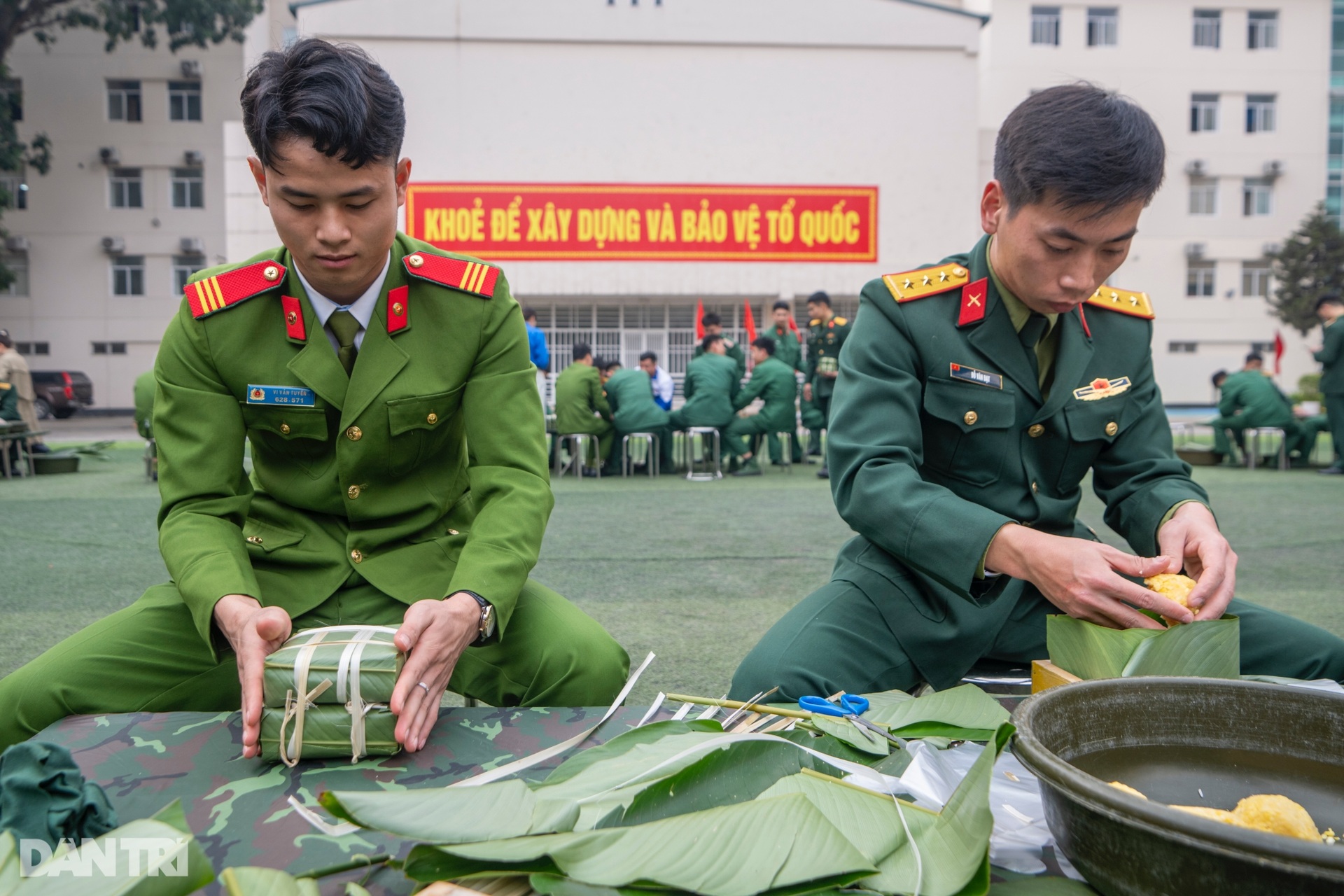Chiến sĩ Lữ đoàn cận vệ trổ tài gói 4.000 nghìn chiếc bánh chưng đón Tết - 6 Chiến sĩ Lữ đoàn cận vệ trổ tài gói 4.000 nghìn chiếc bánh chưng đón Tết - 6