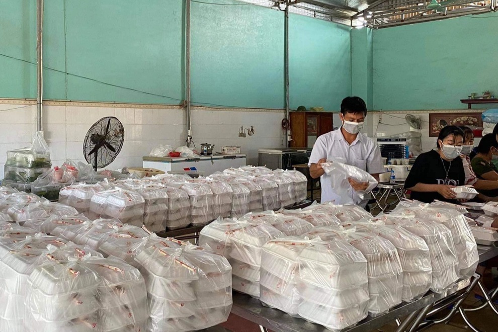 Hai tài xế tình nguyện chở F0: Chỉ biết nhìn vợ con qua cửa kính - 6 Hai tài xế tình nguyện chở F0: Chỉ biết nhìn vợ con qua cửa kính - 6